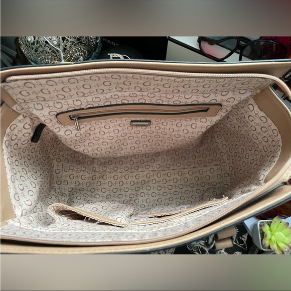 ✨NEW GUESS✨HANDBAG W/BAG CHARM ATTACHMENT - Picture 12 of 12